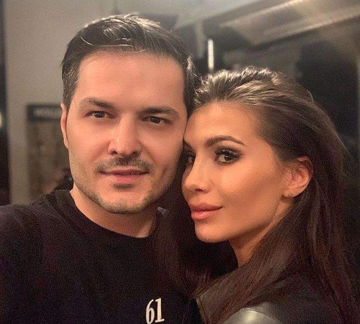 Liviu Vârciu și Anda Călin într-un selfie. Amândoi sunt îmbrăcați în negru, el în tricou, ea în bluză de piele, și zâmbesc larg.