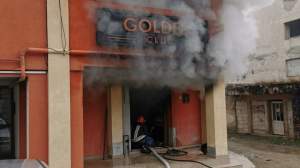 Incendiu la parterului unui bloc din Cugir! O sală de jocuri a luat foc, iar o persoană s-a ales cu arsuri pe față / VIDEO