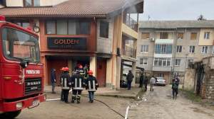 Incendiu la parterului unui bloc din Cugir! O sală de jocuri a luat foc, iar o persoană s-a ales cu arsuri pe față / VIDEO