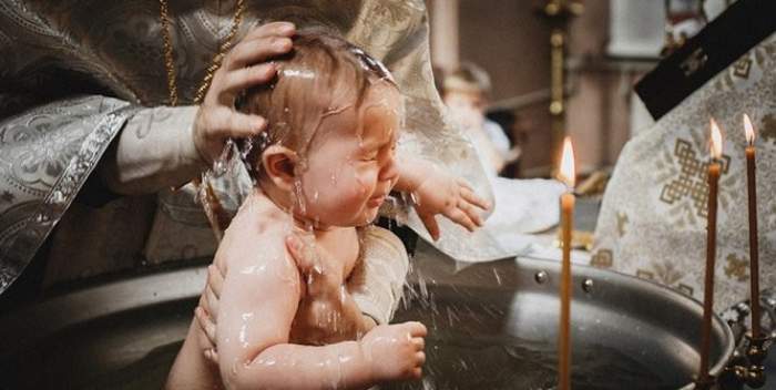 Bebeluș din Suceava la un pas de moarte, după ce a fost scos din cristelniță! Medicii l-au resuscitat în biserică