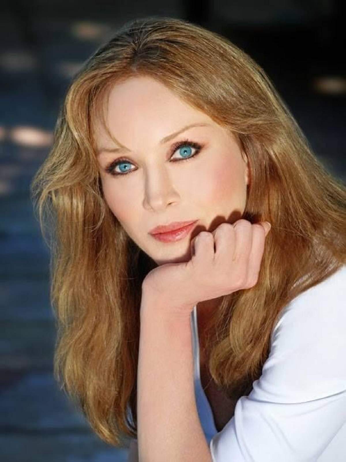 Tanya Roberts când era în viață. Artista purta o bluză albă și își susținea bărbia în palmă.