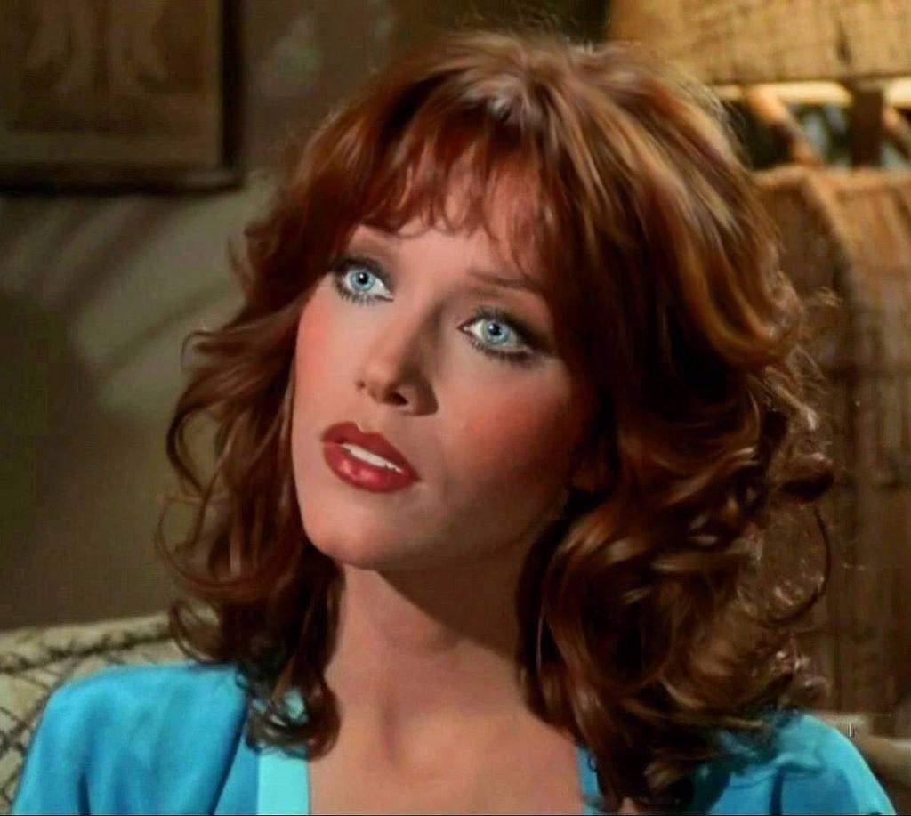 Tanya Roberts interpeta un rol. Actrița era îmbrăcată cu o bluză bleu și avea părul aranjat în bucle.