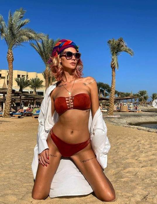 Ramona Olaru, apariție incendiară în costum de baie! Ce făcea Cuza în timp ce ea poza sexy / FOTO