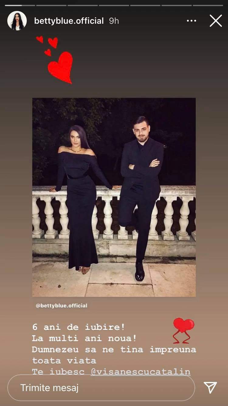 Betty poartă o rochie neagră, iar Cătălin Vișănescu un costum negru. Artista i-a făcut o declarație de iubire soțului ei