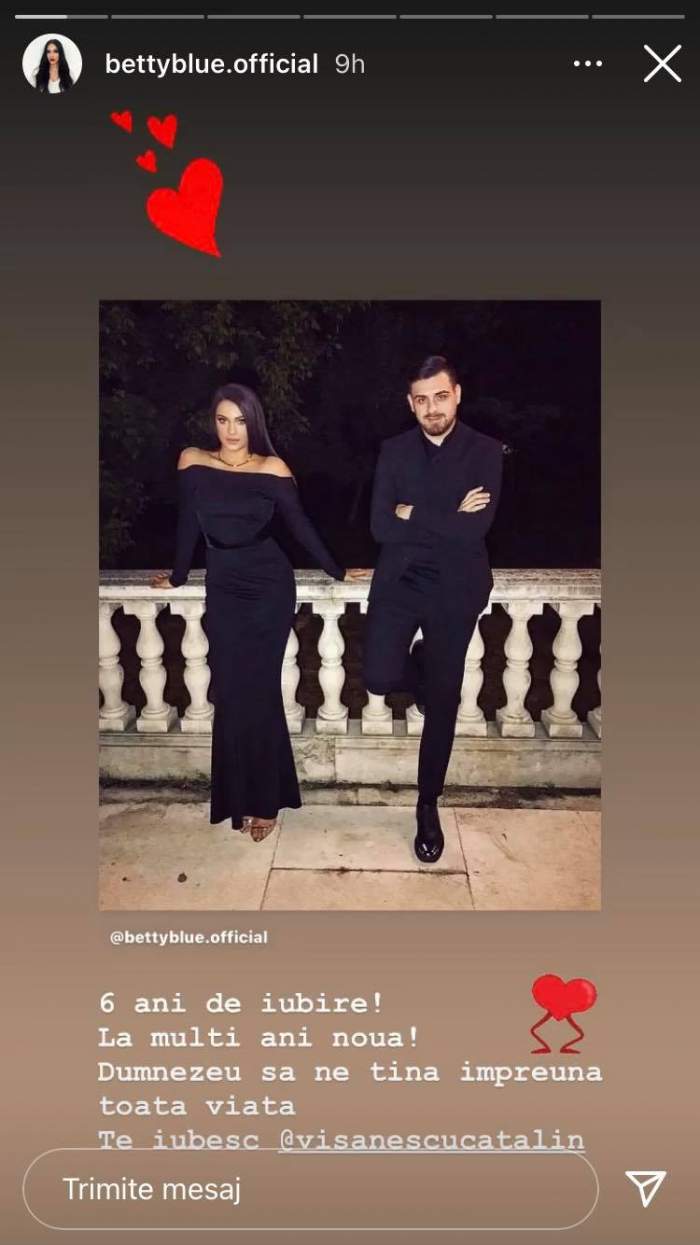 Betty poartă o rochie neagră, iar Cătălin Vișănescu un costum negru. Artista i-a făcut o declarație de iubire soțului ei