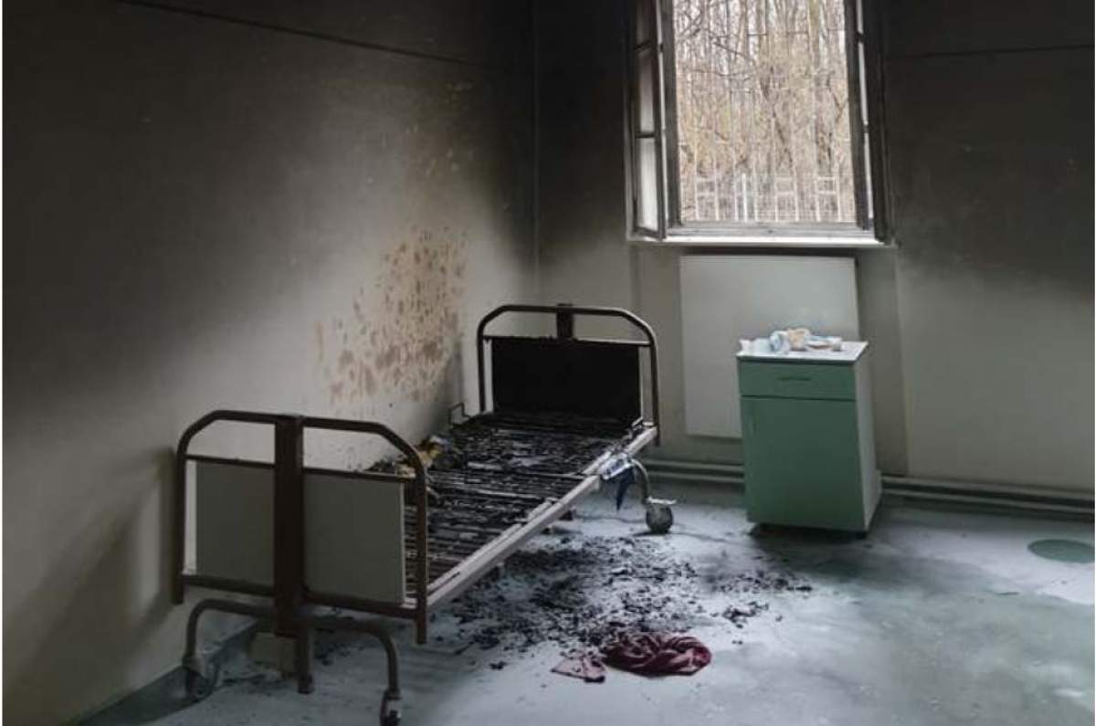 Imagine cu patul afectat de incendiul de la spitalul de psihiatrie din Timis