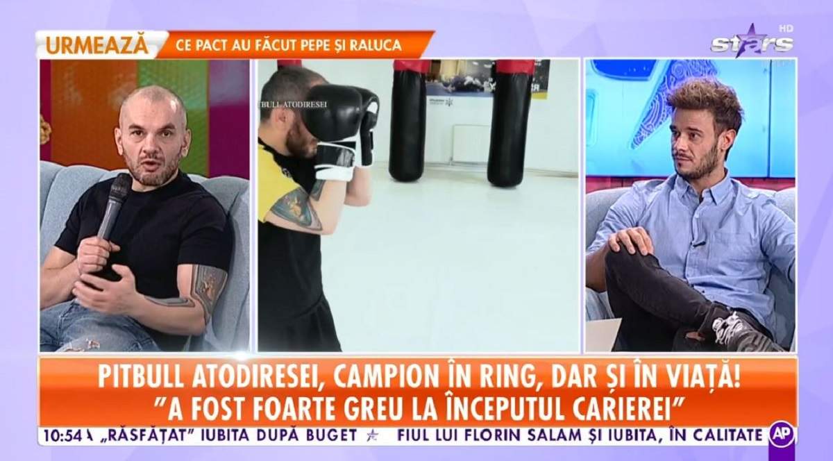 Pitbull Atodiresei se află pe canapeaua de la Star Matinal. Sportivul poartă un tricou negru, o pereche de blugi albaștri și vorbește la microfon.