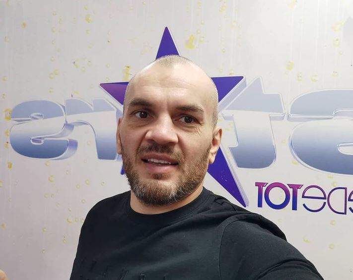 Pitbull Atodiresei își face un selfie. Sportivul poartă un tricou negru și zâmbește.