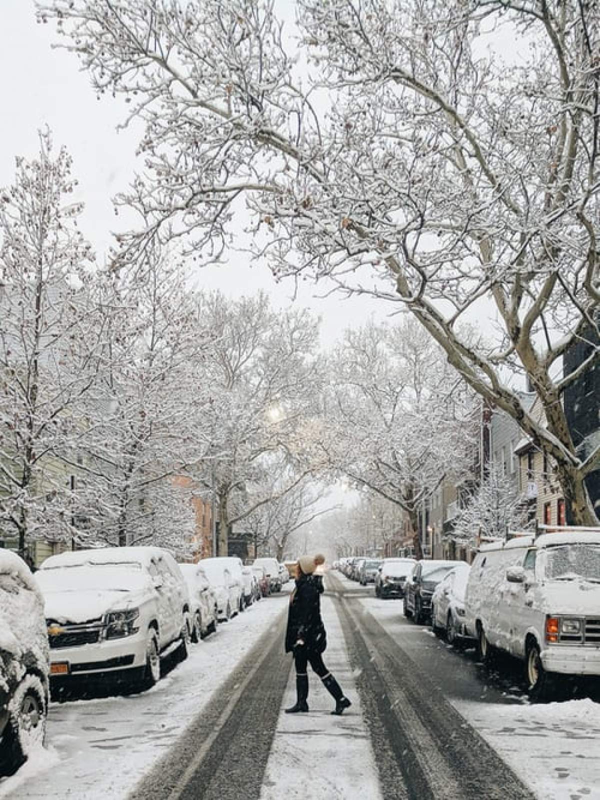 stradă cu zăpadă