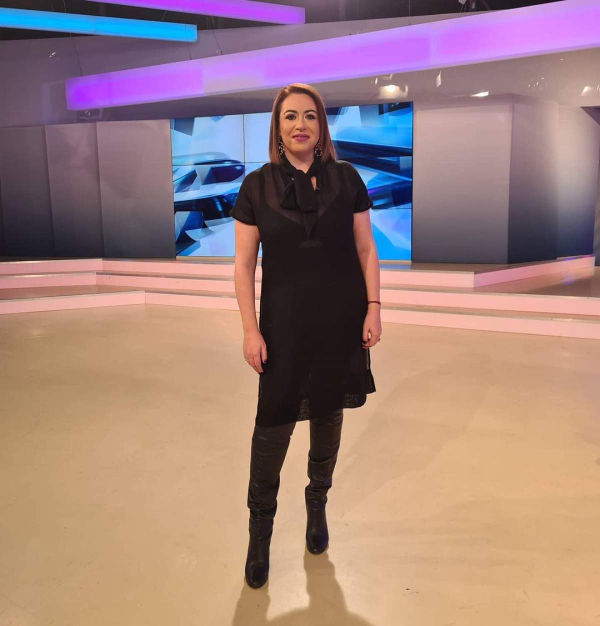 Oana Roman în platou la Antena Stars, în rochie neagră și cizme.