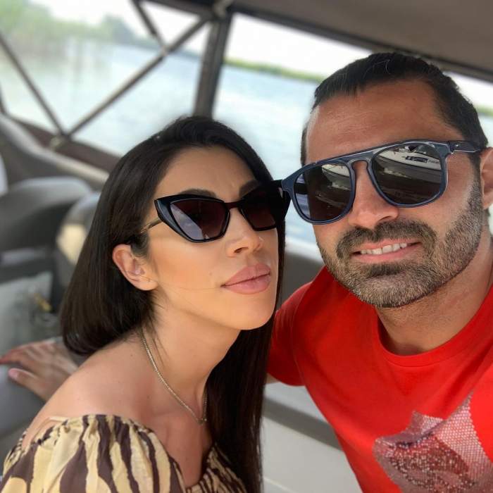 Pepe și Raluca Pastramă într-un selfie de pe vremea când formau un cuplu. El poartă un tricou roșu, iar ea o bluză cu animal print.
