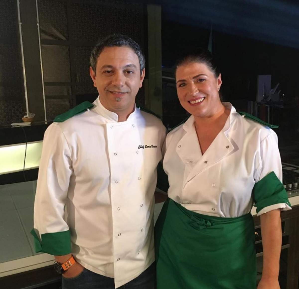 Marlena Botezatu s-a fotografiat cu chef Sorin Bontea la Chefi la cutite, poarta amandoi uniforma verde