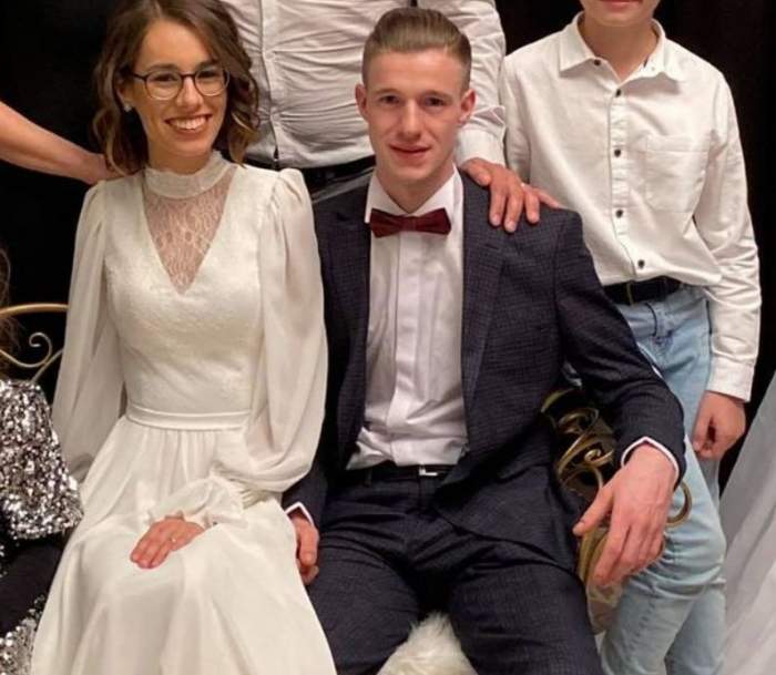 Adrian Luca de la „Chefi la cuțite” cu soția lui la nuntă. Ea poartă o rochie albă de mireasă, iar el un costum negru, cu cămașă albă și papion roșu.