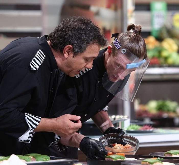 Adrian Luca se află Chefi la cuțite”. Fostul concurent e îmbrăcat în uniformă neagră de bucătar și gătește sub atenția lui Sorin Bontea.