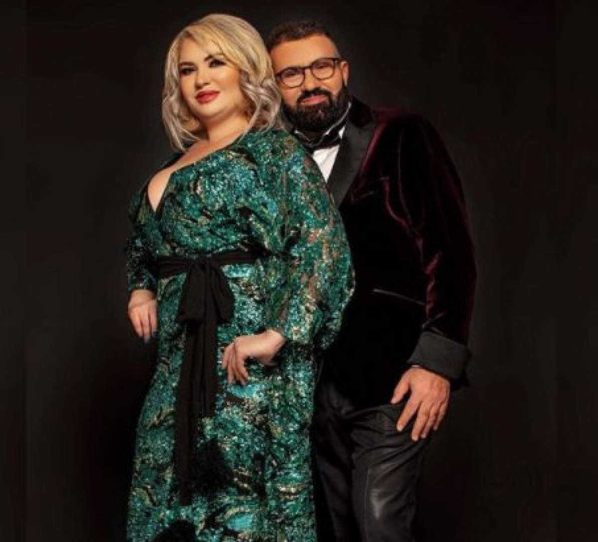 Viorica și Ioniță de la Clejani s-au fotografiat îmbrăcați eleganți, în costum și rochie verde de seară, îmbrățișați și zâmbitori