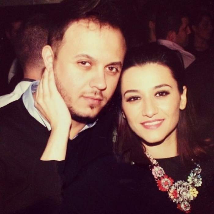 Gabi Bădălău și Claudia Pătrșcanu, îmbrăcați în negru, îmbrățișați și zâmbitori