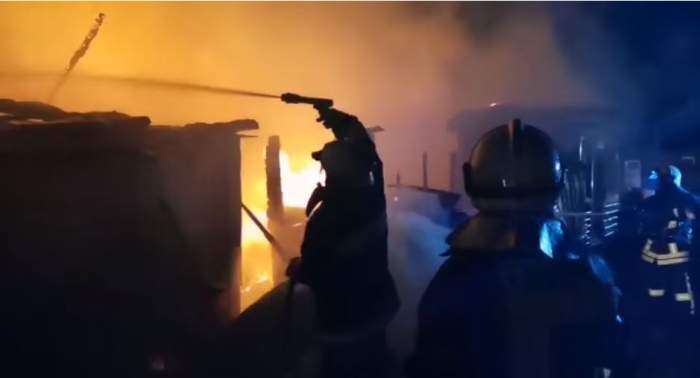 Incendiu de propoții în Miercurea Ciuc! Flăcările au distrus 20 de case / FOTO