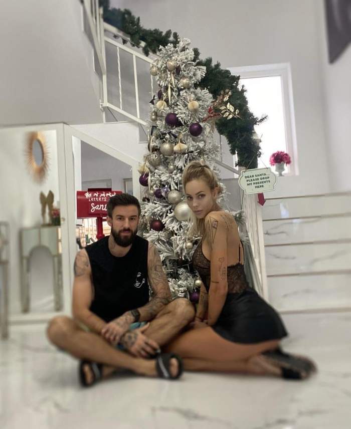 Lena şi Gabi Enache cu bradul de Crăciun