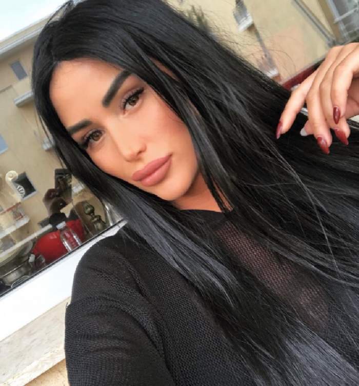 Daniela Crudu și-a făcut un selfie în casă, îmbrăcată în negru