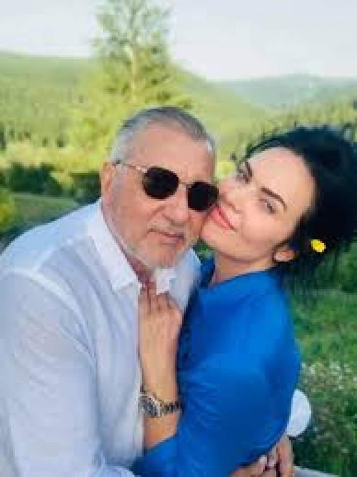 Ilie și Ioana Năastse, fotografiați îmbrățișați, în natură, îmbrăcați în alb și albastru