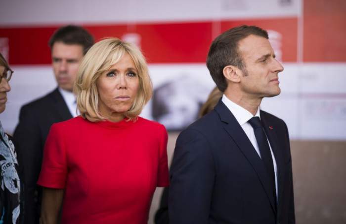 Președintele Franței și soția sa, în cadrul unui eveniment, îmbrăcați în roșu și negru