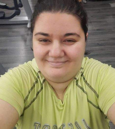 Claudia Radu, în tricou verde-gălbui, în sala de sport