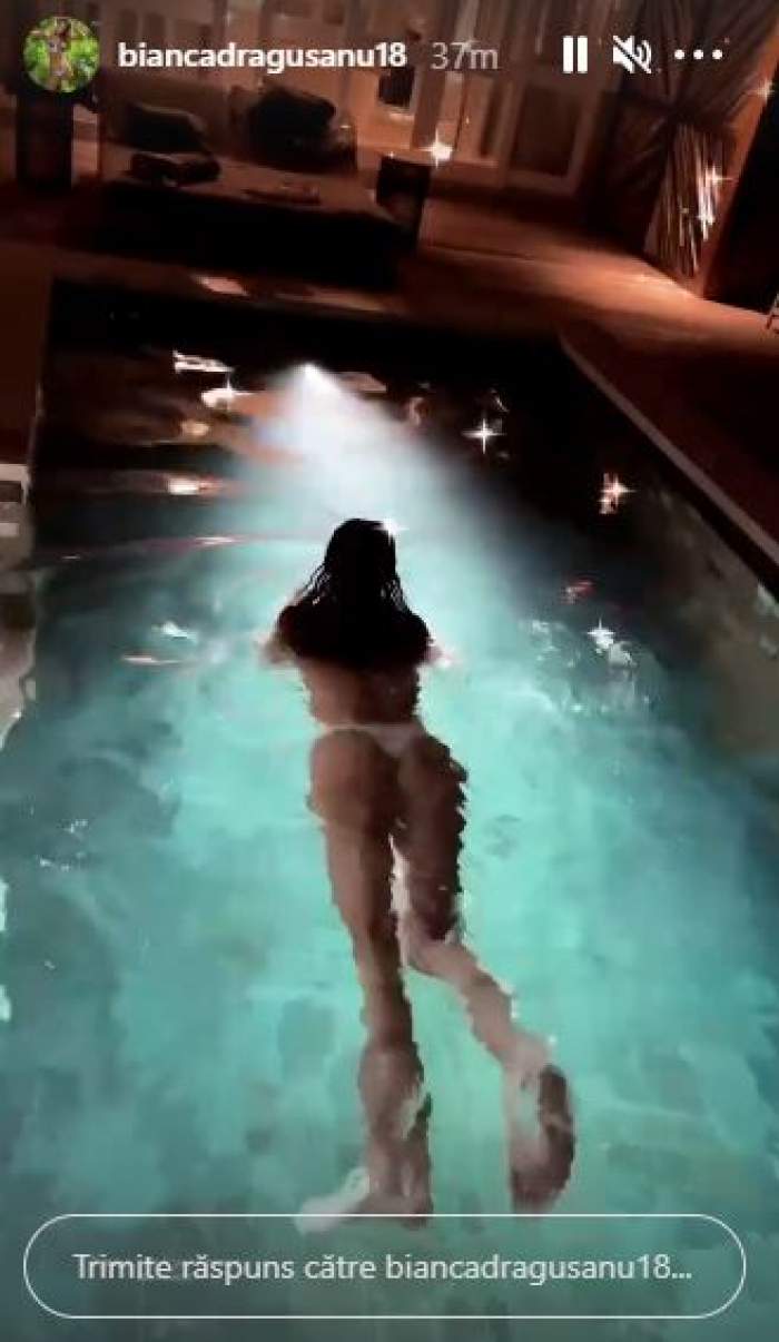 Bianca Drăgușanu în sânii goi, în piscină.