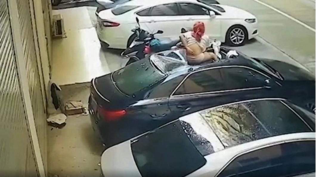 O tânără a căzut de la etaj în timp ce se bucura de un moment intim alături de partenerul ei