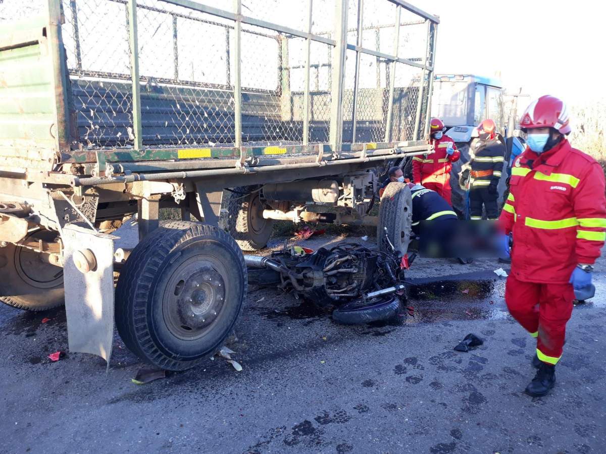 Accident mortal în Suceava! Un tânăr s-a stins din viață, după ce a intrat cu motocicleta sub remorca unui tractor