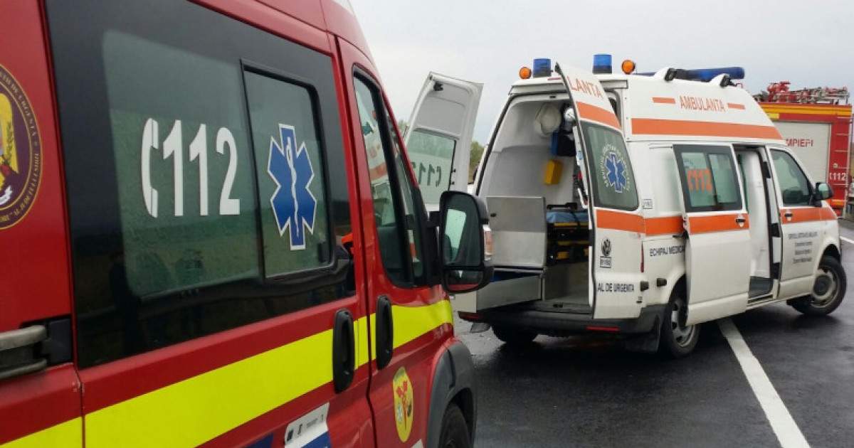 Accident grav de circulație în Arad, după ce un microbuz și o mașină s-au ciocnit violent. A fost activat Planul Roșu de Intervenție, iar șapte persoane au fost rănite