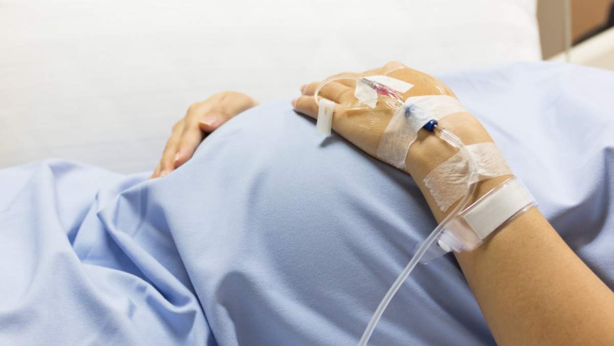 O femeie însărcinată în 35 de săptămâni, transferată cu elicopterul, a decedat din cauza Covid-19. Nici bebelușul nu a putut fi salvat