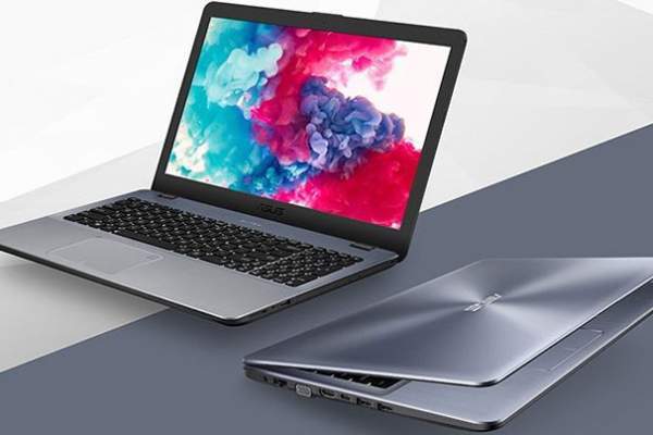 laptop pe masa