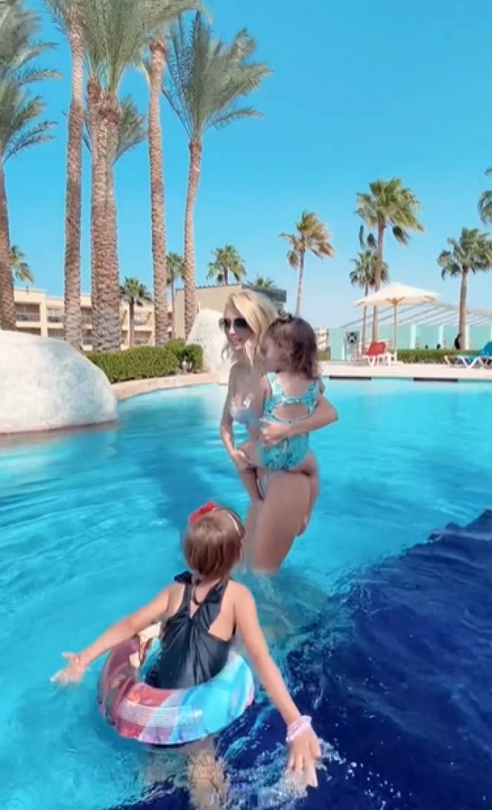 andreea balan cu fetele in piscina