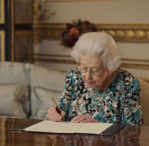 Regina Elisabeta a II-a a mers cu baston pentru prima oară în cadrul unui eveniment important. Suverana are 95 de ani