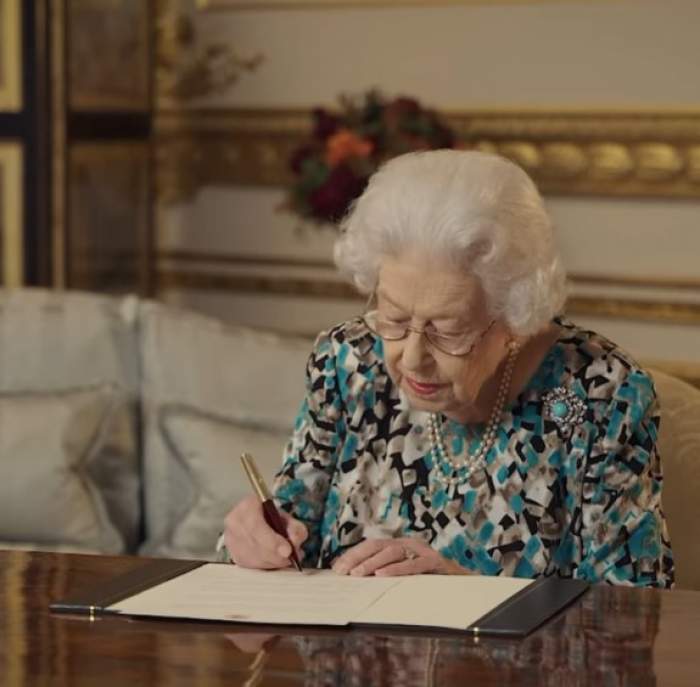 Regina Elisabeta a II-a a mers cu baston pentru prima oară în cadrul unui eveniment important. Suverana are 95 de ani