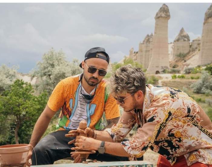 Emi și Cuza modelează în lut