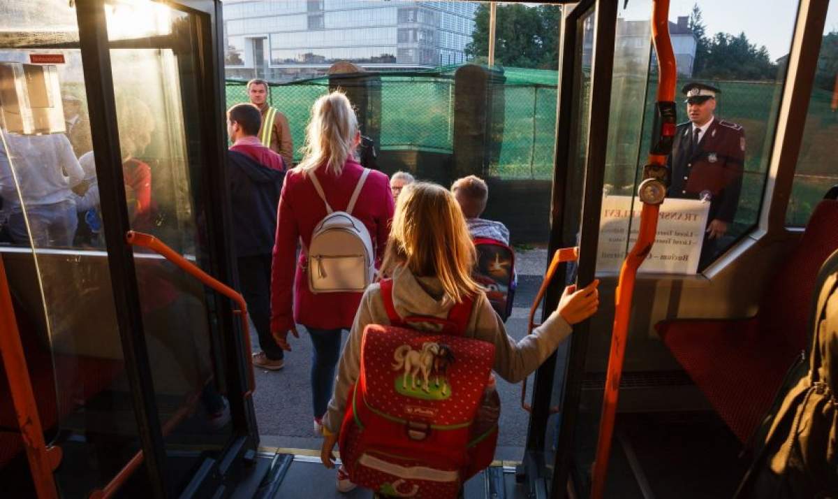 Transportul elevilor din învățământul primar până la unitatea școlară va fi decontat de stat. Este oficial: "Copiii României merită tot ce e mai bun"