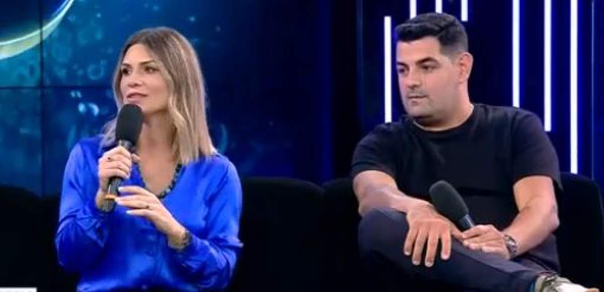 Ellie White și soțul pe canapea la TV