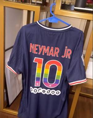 Vlăduța Lupău a câștigat la licitație tricoul fotbalistului Neymar. Artista s-a declarat un fan înrăit: ”Face parte din lucrurile mele de valoare” / FOTO