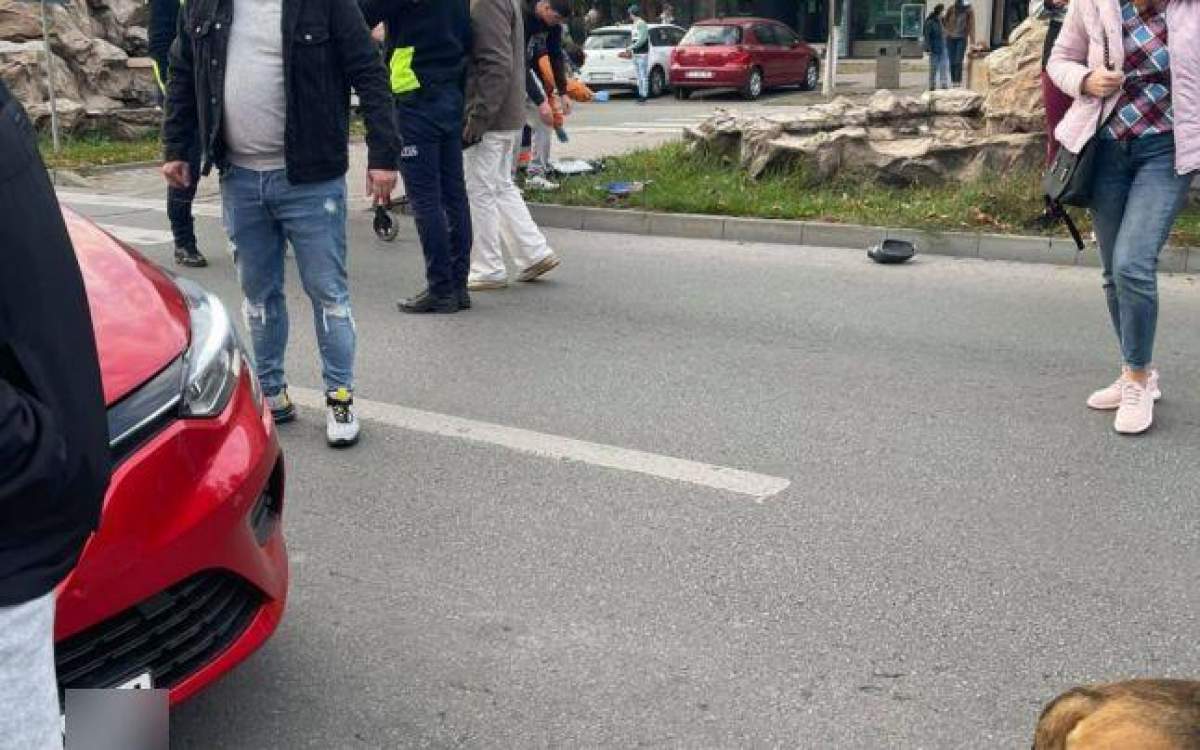 Un copil de 2 ani a murit după ce a fost spulberat de o mașină. Băiețelul traversa un bulevard din Slatina alături de bunica lui