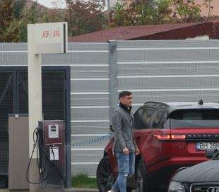 Claudiu Keșeru își umflă roțile de la mașină