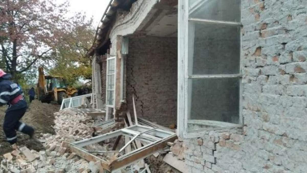 Un bărbat din Bacău a murit, după ce un zid s-a prăbușit peste el. O altă victimă a incidentului, căutată sub dărâmături