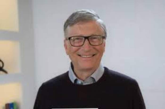 Bill Gates, zâmbitor, îmbrăcat în negru