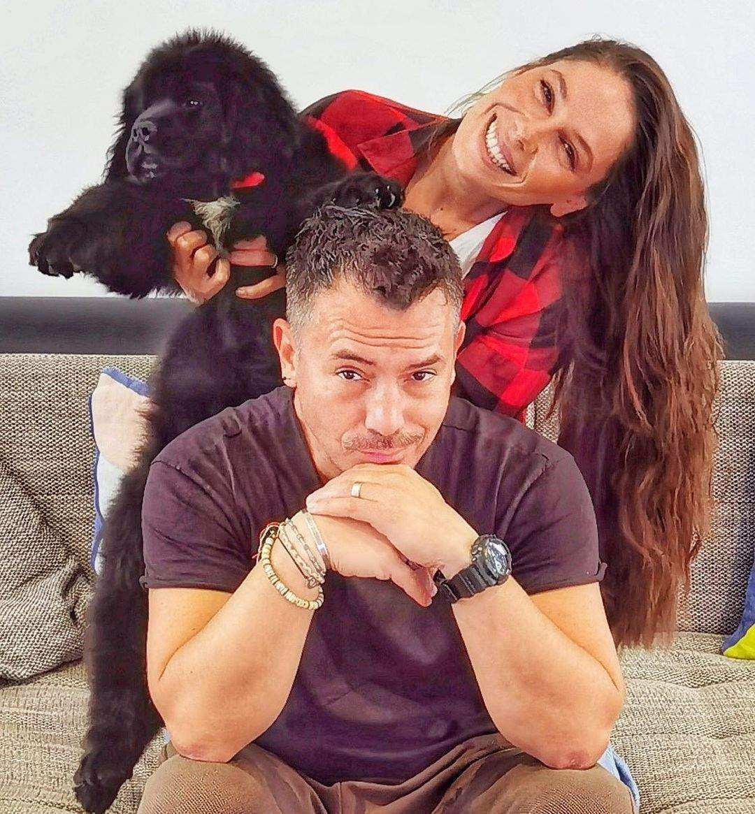 Irina și Răzvan Fodor, zâmbitori, alături de câinele lor
