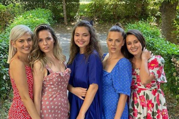 Lidia Buble, imagini de colecție cu familia. Cum arată și cât de bine seamănă între ele cele cinci surori / FOTO