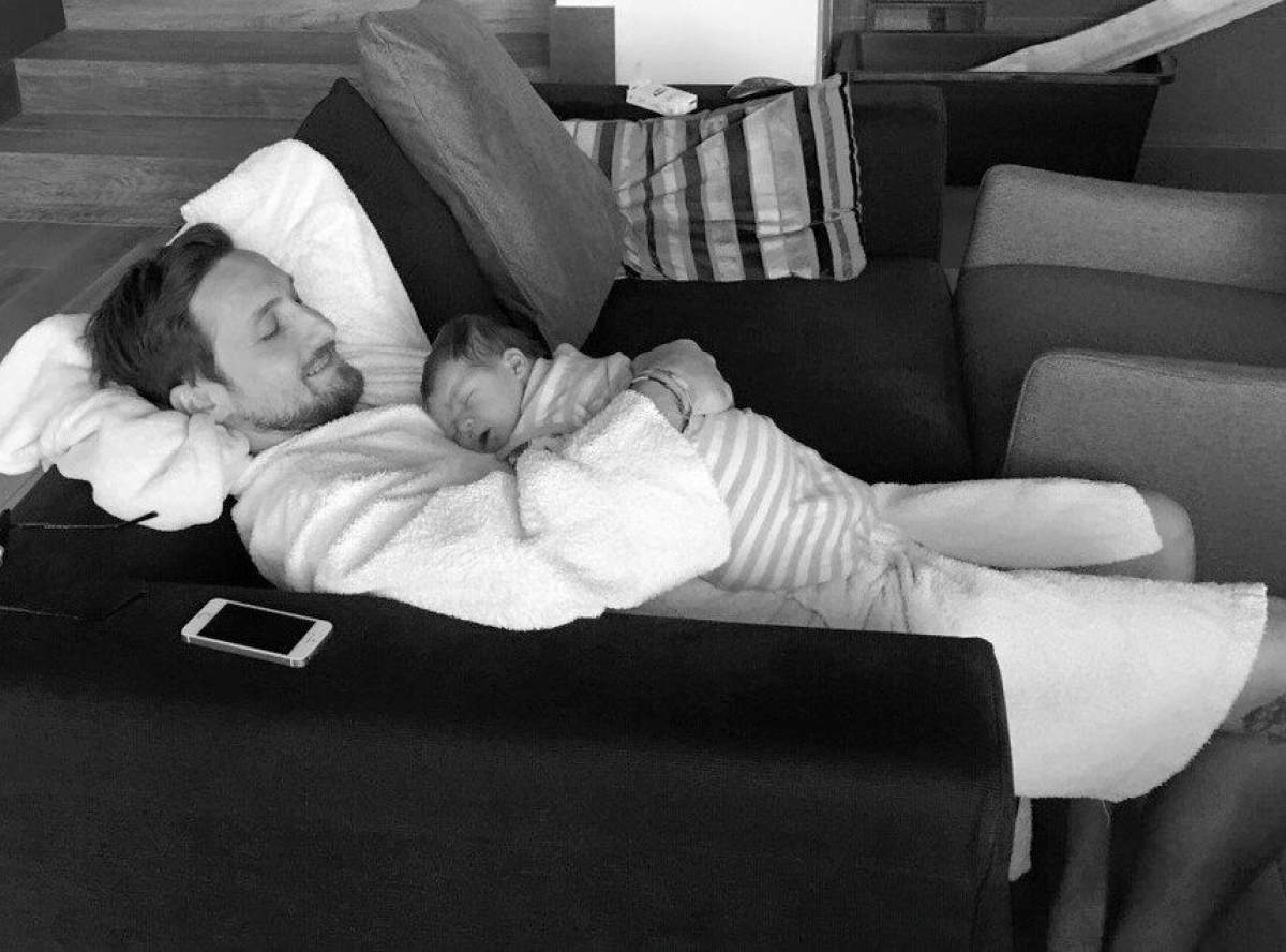 Dani Oțil Dani Oțil, copleșit de responsabilitățile de proaspăt tătic. Ce videoclip amuzant a postat prezentatorul pe Internet: ”Nu mai suport ca doar tu să dormi” / VIDEO