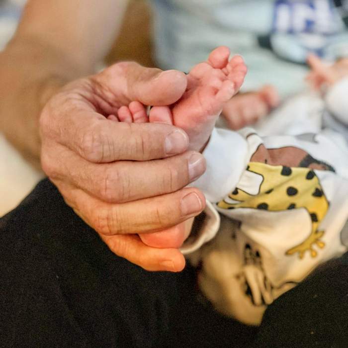 Dani Oțil, copleșit de responsabilitățile de proaspăt tătic. Ce videoclip amuzant a postat prezentatorul pe Internet: ”Nu mai suport ca doar tu să dormi” / VIDEO