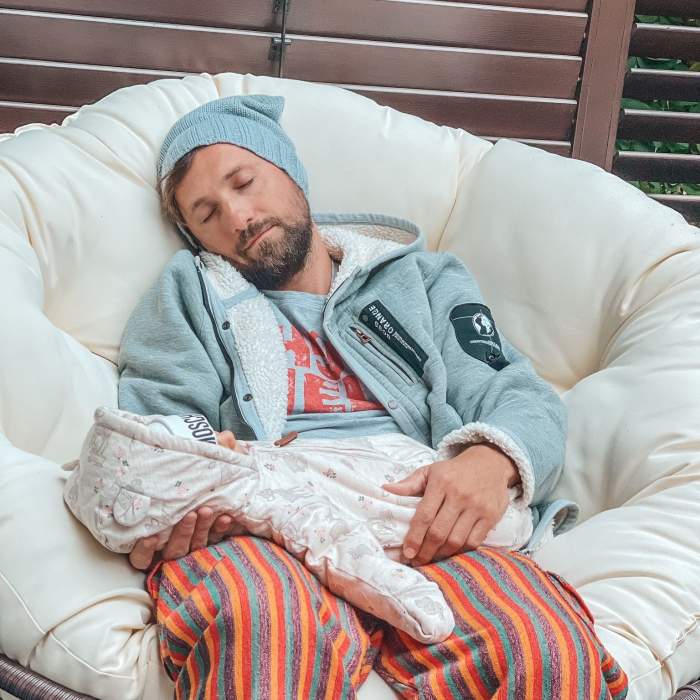 Dani Oțil, copleșit de responsabilitățile de proaspăt tătic. Ce videoclip amuzant a postat prezentatorul pe Internet: ”Nu mai suport ca doar tu să dormi” / VIDEO