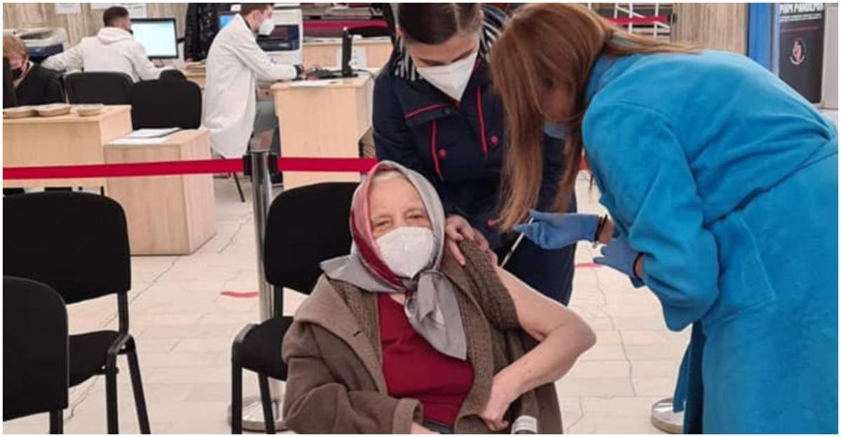 O bătrână în vârstă de 105 ani s-a vaccinat astăzi cu cea de-a treia doză împotriva coronavirusului. Care au fost primele cuvinte pe care le-a spus după ce a fost imunizată / FOTO