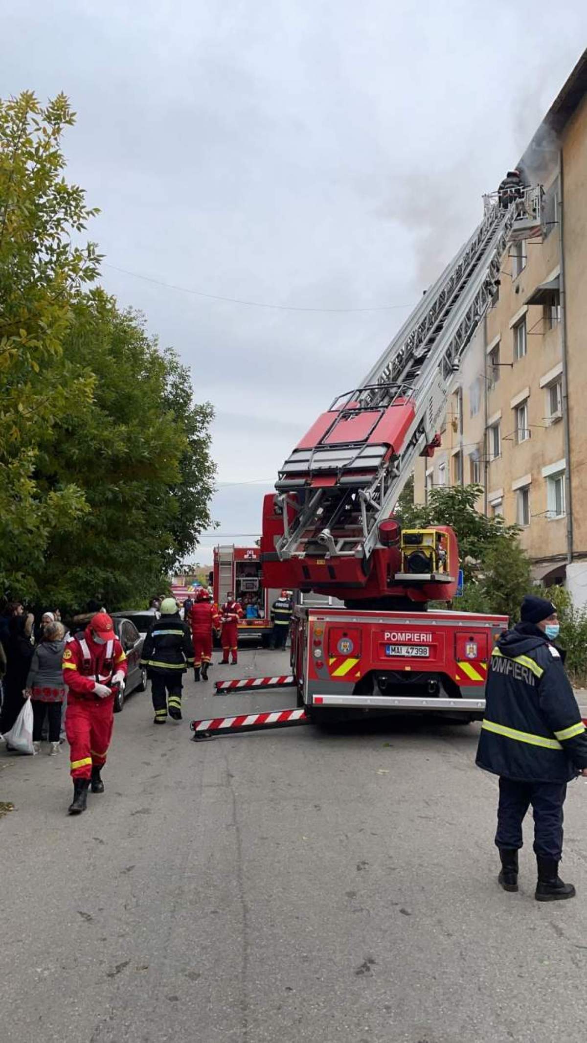 Incendiu de proporții într-un bloc din Târgovişte. Peste 15 persoane au fost evacuate
